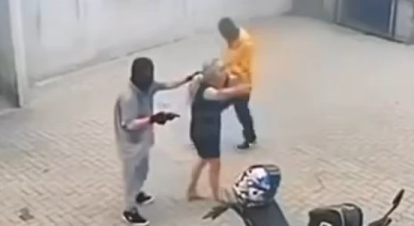 Mulher reage a assalto, troca tiros com criminosos e é ferida de raspão