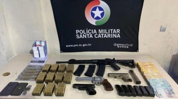 Homem é preso com fuzil, munições e documentos falsos após abordagem policial