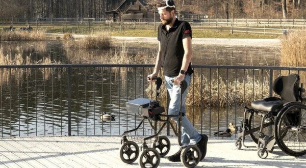 Homem paraplégico volta a andar com implantes eletrônicos no cérebro