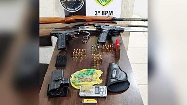 Polícia Militar identifica suspeitos e apreende armas e drogas em ocorrência de disparos de arma de fogo