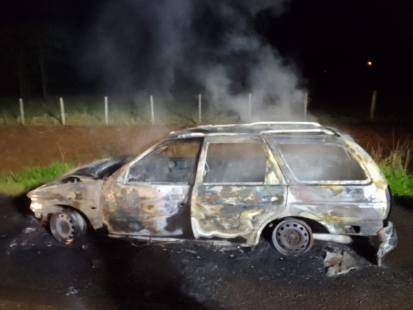 Carro pega fogo e é destruído em Paraíso