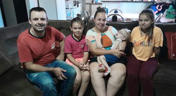 Família necessita de ajuda para comprar cadeira postural que irá ajudar criança de 02 anos em seu desenvolvimento