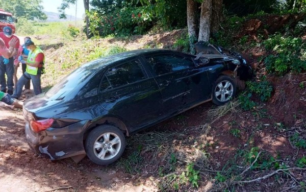 Mulher sofre possível desmaio e desce barranco com veículo no Oeste