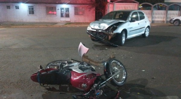 Colisão entre motocicleta e carro mobiliza equipes de resgate