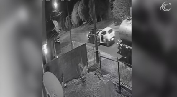 Assista o momento exato em que carro arrasta veículo de aplicativo que atinge caminhão no bairro Peperiguaçu