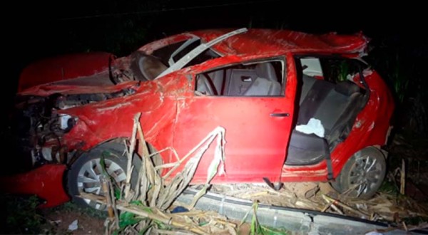 Carro colide em poste e duas pessoas ficam feridas