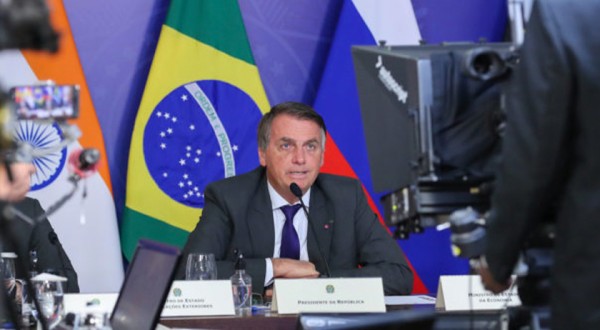 Bolsonaro diz a apoiadores que conversará com caminhoneiros para ‘tomar decisão’