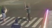 Vídeo mostra homem armado com arco e flecha causando confusão e sendo agredido com voadora no centro da cidade