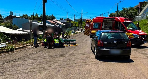 Criança fica gravemente ferida após colisão entre bicicleta e carro