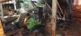 Incêndio em trator atinge galpão no interior