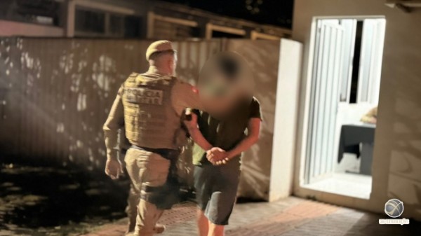 Casal é preso por tráfico de drogas e abandono de incapaz no bairro Andreatta