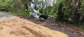 Carreta com 57 mil litros de gasolina cai em ribanceira após colisão no Oeste de SC