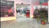 Homem invade supermercado com veículo para perseguir ex-companheira