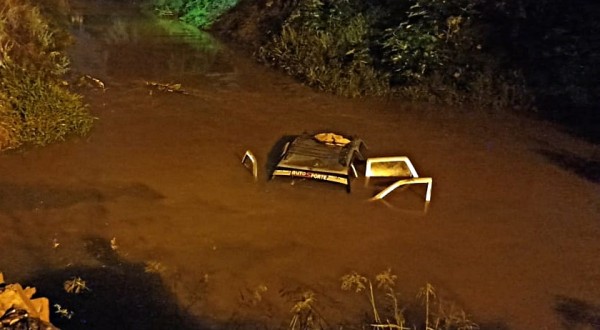 Após veículo cair em rio, populares salvam motorista e evitam tragédia
