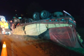 Motorista sai ileso de capotamento de caminhão na BR-282