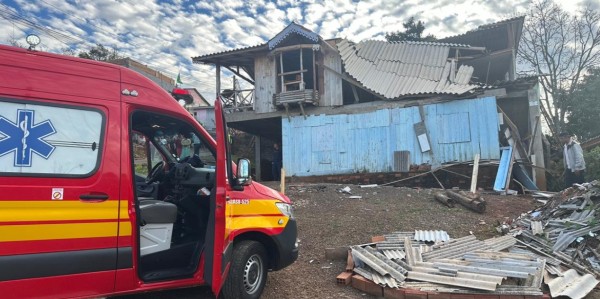 Parte de igreja desaba e mobiliza bombeiros no bairro Floresta