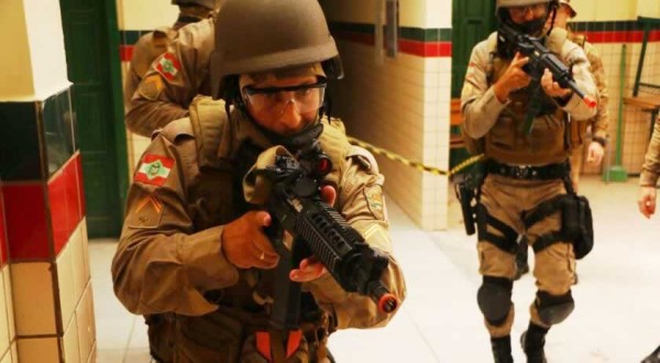 Polícia Militar realiza ação simulada em escola