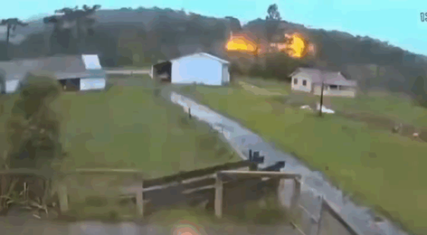 Raio atinge cerca elétrica, provoca explosão e incêndio em propriedade rural de SC