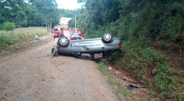 Acidente em estrada rural de Francisco Beltrão deixa quatro pessoas feridas