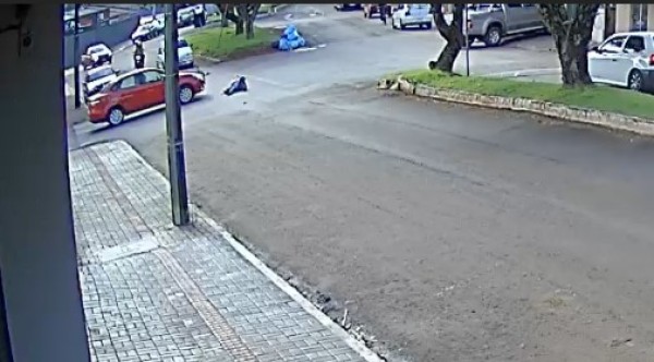 Acidente entre moto e carro deixa motociclista ferido no centro