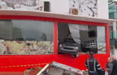 Carro invade padaria e deixa ao menos três feridos