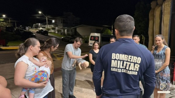 Operação Bombeiro no Maternar orienta famílias sobre como agir em casos de engasgo com bebês