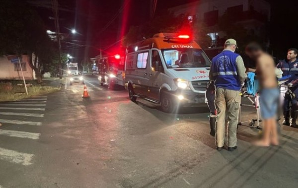 Acidente entre carro e moto deixa mulher ferida