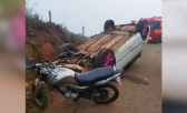 Homem sofre acidente de moto, pega carona em carro e capota logo depois