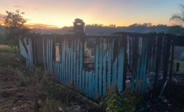 Casa fica completamente destruída após incêndio em Iporã do Oeste