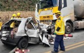Colisão entre automóvel e carreta deixa quatro mortos na BR-470
