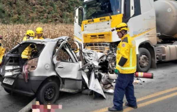 Colisão entre automóvel e carreta deixa quatro mortos na BR-470