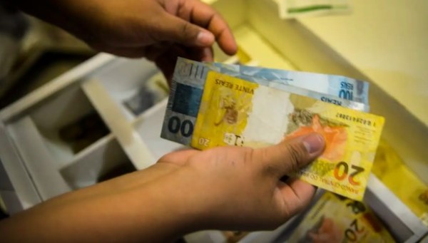 Governo propõe salário mínimo de R$ 1.717 em 2027