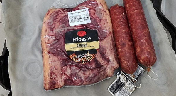 Mulher é flagrada furtando carne nobre e salames em mercado de Chapecó