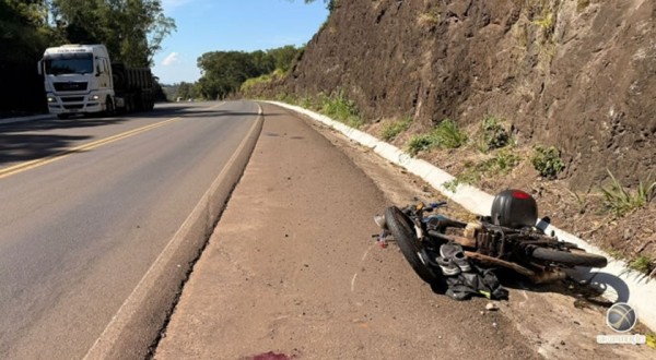 Motociclista sofre traumatismo craniano após queda na BR-282