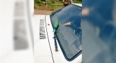 Carro com um rodo como limpador de para-brisa é flagrado em rodovia de Santa Catarina
