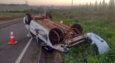 Carro capota após colisão lateral no Oeste de SC