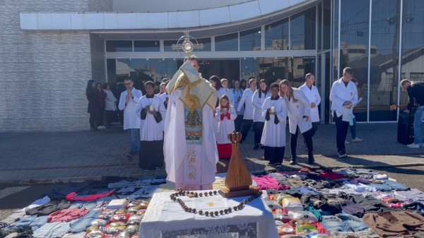 Celebração de Corpus Christi reúne multidão