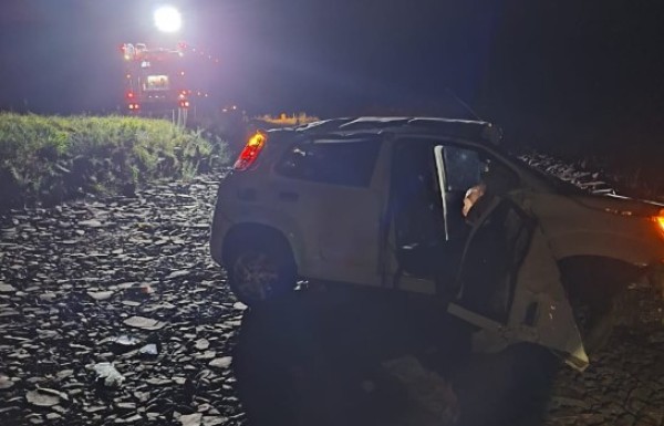 Duas pessoas ficam feridas após saída de pista e capotamento na BR-163