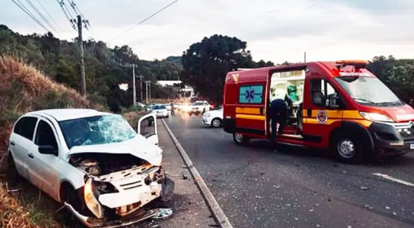 Acidente com três carros deixa gestante gravemente ferida em SC
