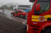 Mulher fica ferida em colisão entre carro e caminhão