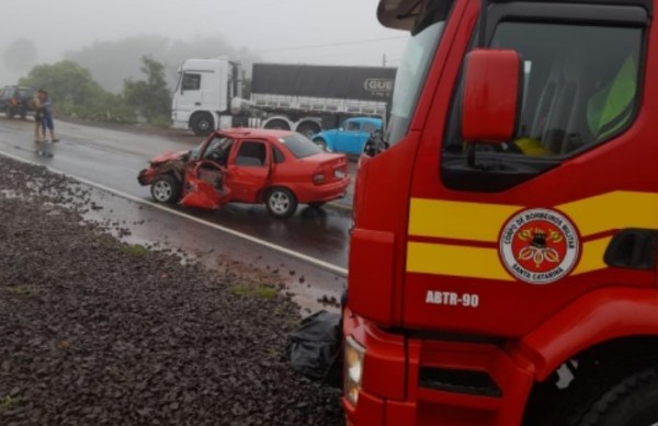 Mulher fica ferida em colisão entre carro e caminhão