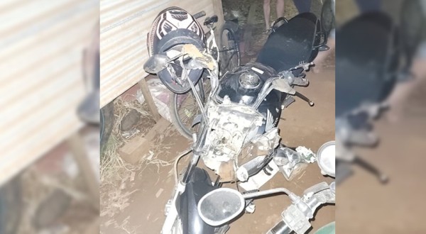 Mulher sofre queda de moto e é encaminhada ao hospital