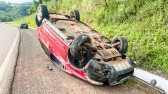 Homem fica ferido em colisão traseira seguida de capotamento na BR-282, entre SMOeste e Paraíso