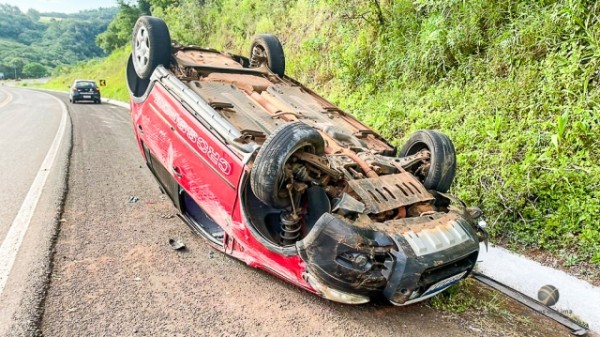 Homem fica ferido em colisão traseira seguida de capotamento na BR-282, entre SMOeste e Paraíso