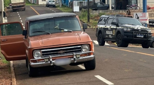Homem encontrado morto dentro de veículo é identificado