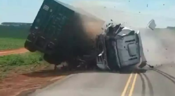 Motorista registra grave acidente entre caminhões em Mato Grosso