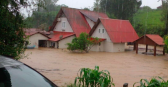 Chuva forte provoca estragos e alagamentos em cidades de Santa Catarina neste sábado