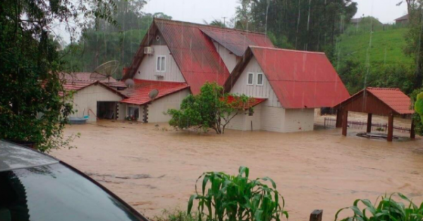 Chuva forte provoca estragos e alagamentos em cidades de Santa Catarina neste sábado