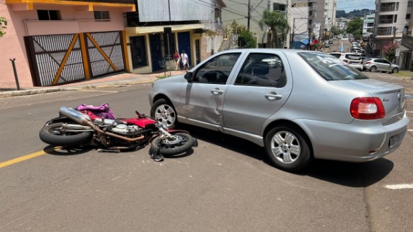 Conversão proibida causa acidente entre carro e moto