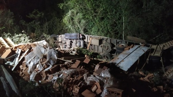 Condutor de caminhão morre em acidente de trânsito no Oeste